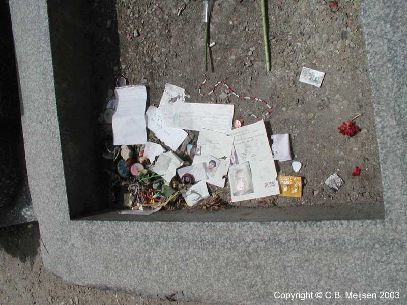 GraveYart (Morrison - Père-Lachaise)